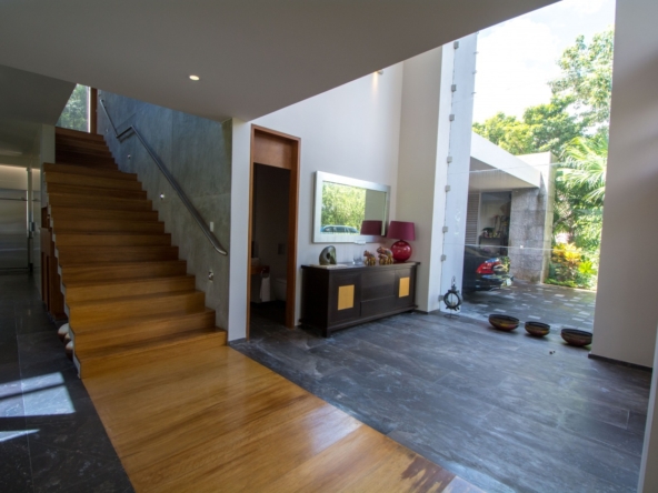 18693-entrada-escalera-L