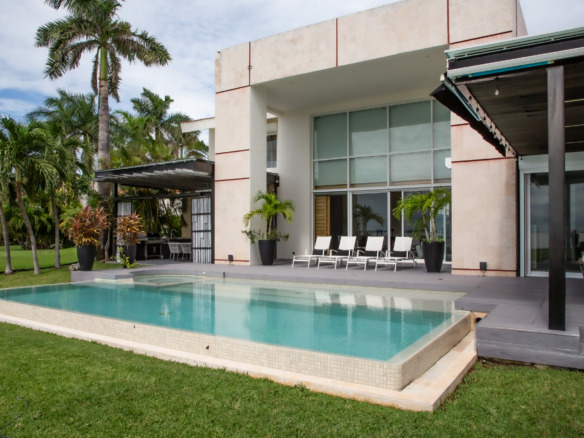 Casa venta isla dorada zona hotelera cancun - alberca con zona de asoleadero