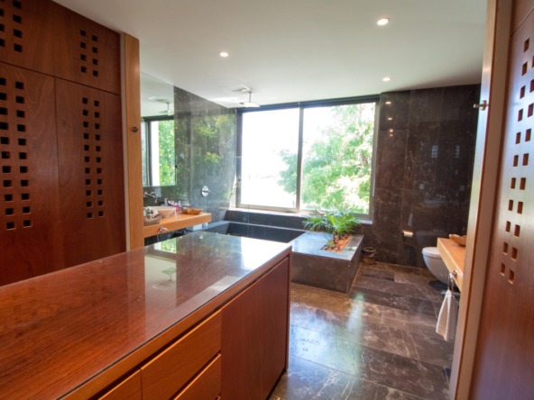 Casa en venta en cancún country club - baño vestidor, vista hacia el jacuzzi