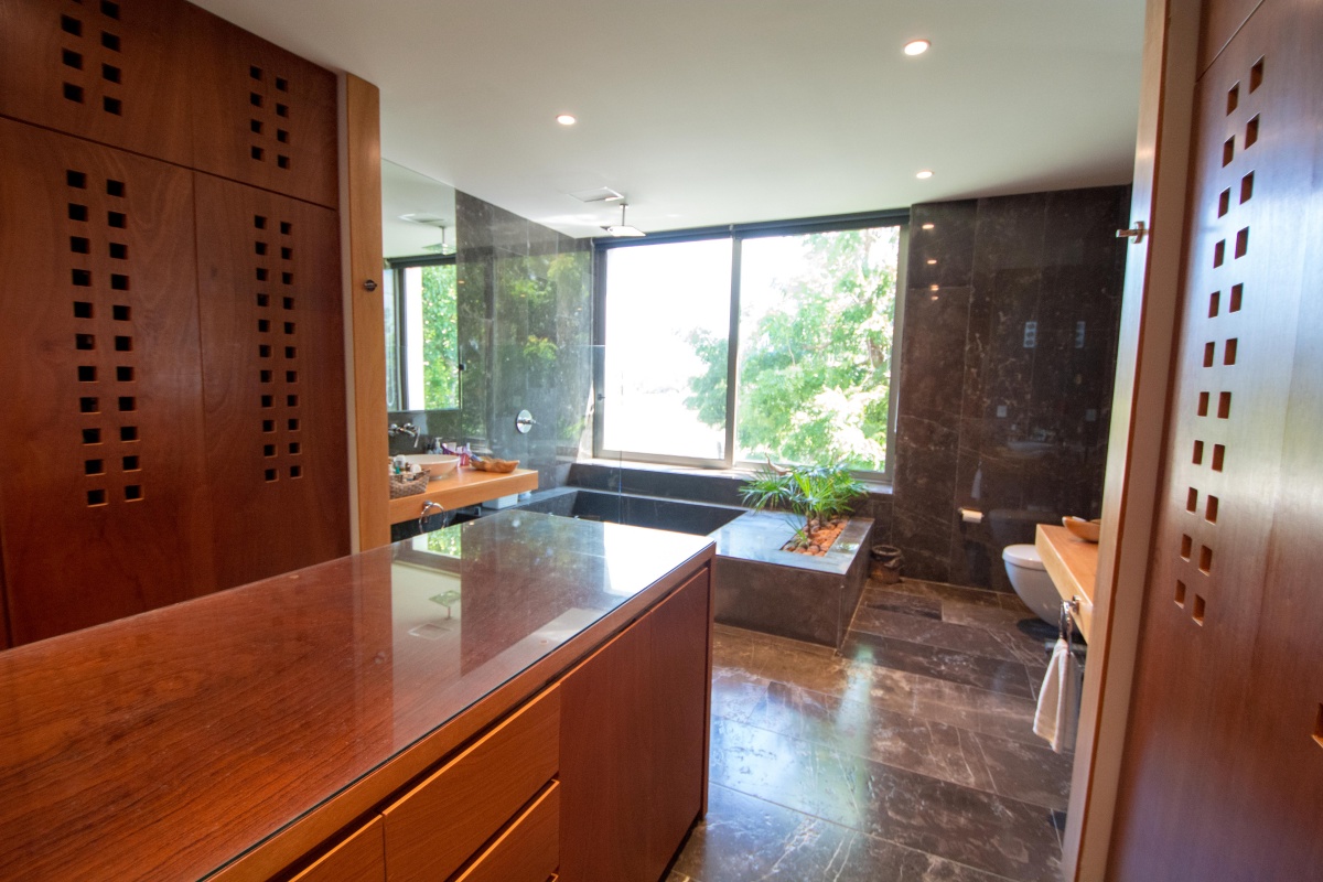 Casa en venta en cancún country club - baño vestidor, vista hacia el jacuzzi