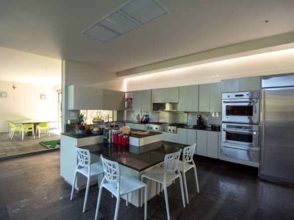 Casa en venta en cancún country club - cocina, vista hacia comedor y cocina integral