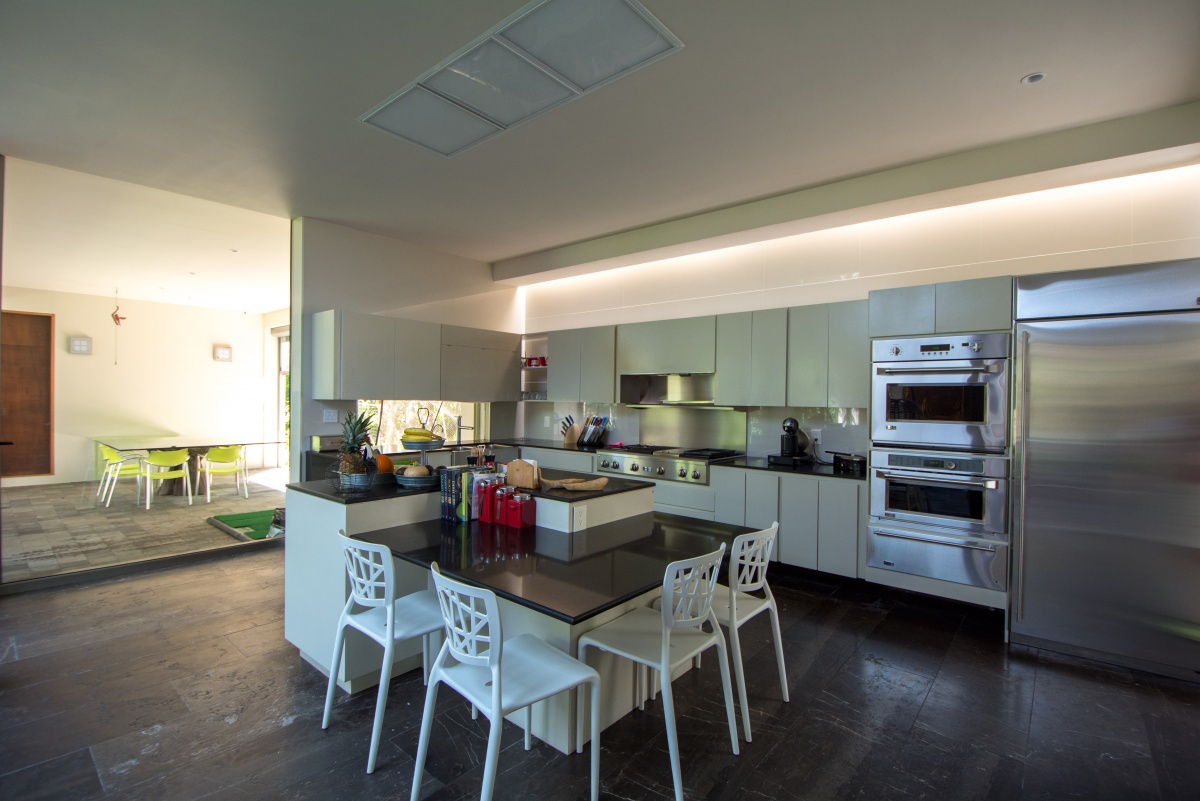 Casa en venta en cancún country club - cocina, vista hacia comedor y cocina integral