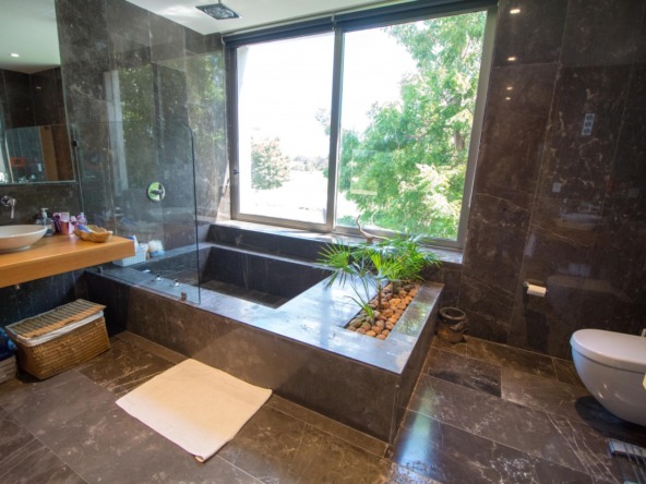 Casa en venta en cancún country club - baño, vista hacia el jacuzzi y ventana