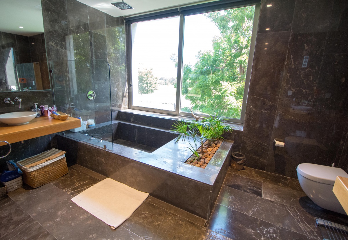 Casa en venta en cancún country club - baño, vista hacia el jacuzzi y ventana
