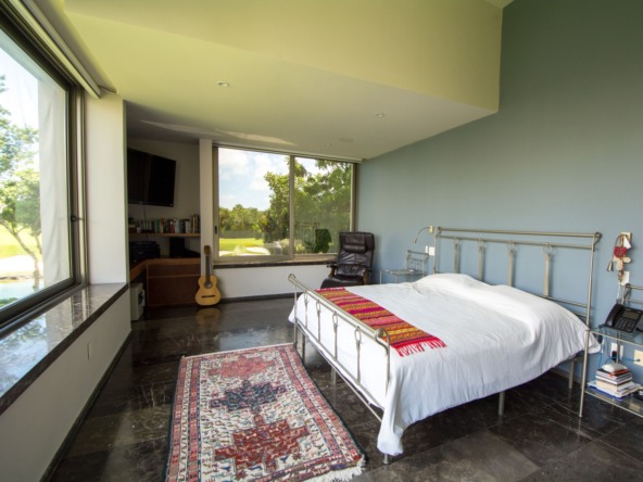 Casa en venta en cancún country club - recámara principal vista hacia la cama y ventana lateral