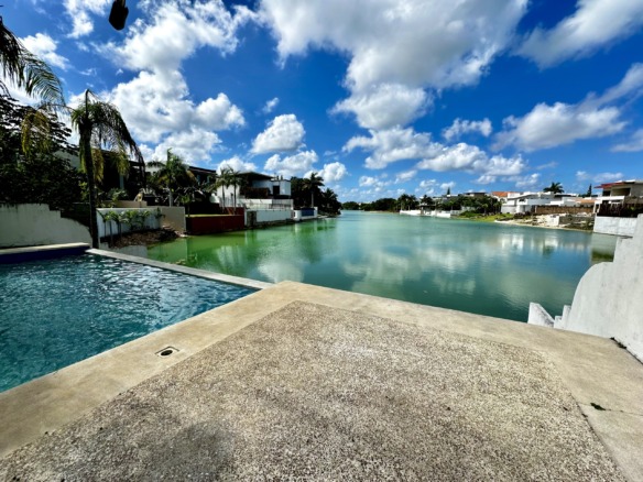 Casa en venta en lagos del sol cancun - alberca con vista a la laguna