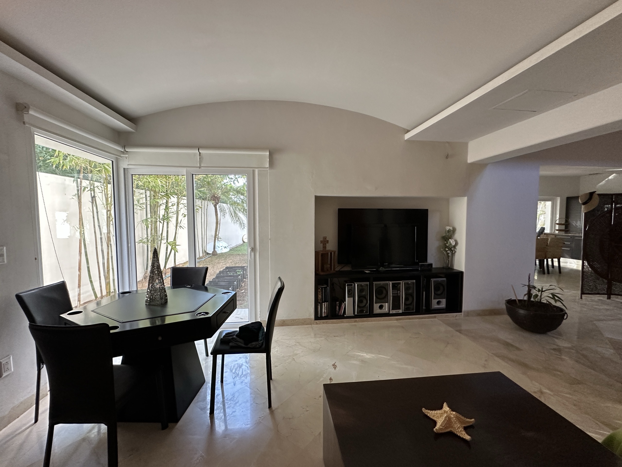Casa en venta en lagos del sol cancun - Vista desde sillón de sala de estar hacia televisión