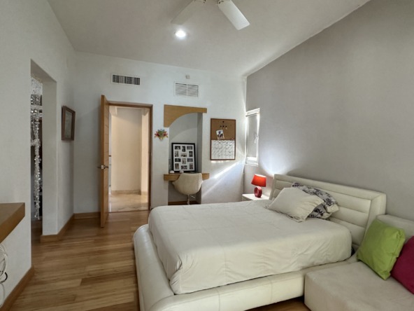 Casa en venta en lagos del sol cancun - Recámara donde resaltan colores neutros, blancos