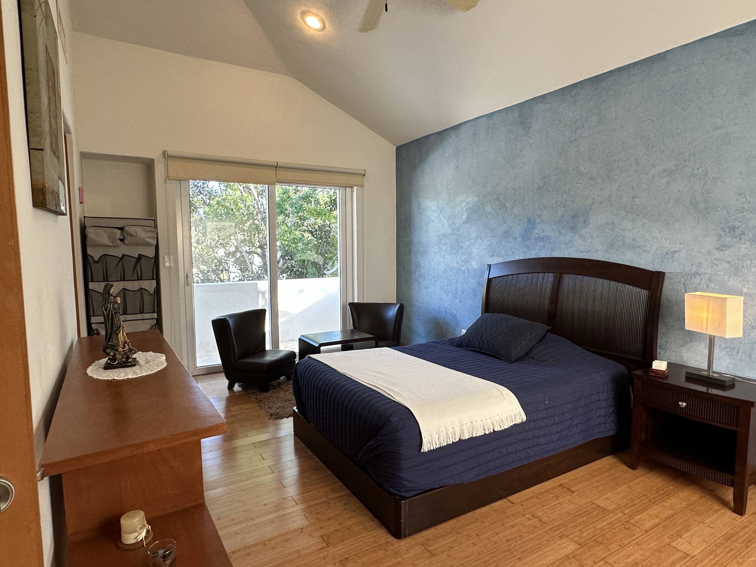 Casa en venta en lagos del sol cancun - Recámara luminosa con pared decorativa azul texturizada balcón privado al fondo