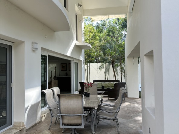 Casa en venta en lagos del sol cancun - Acogedor espacio en el exterior y en el fondo palmeras