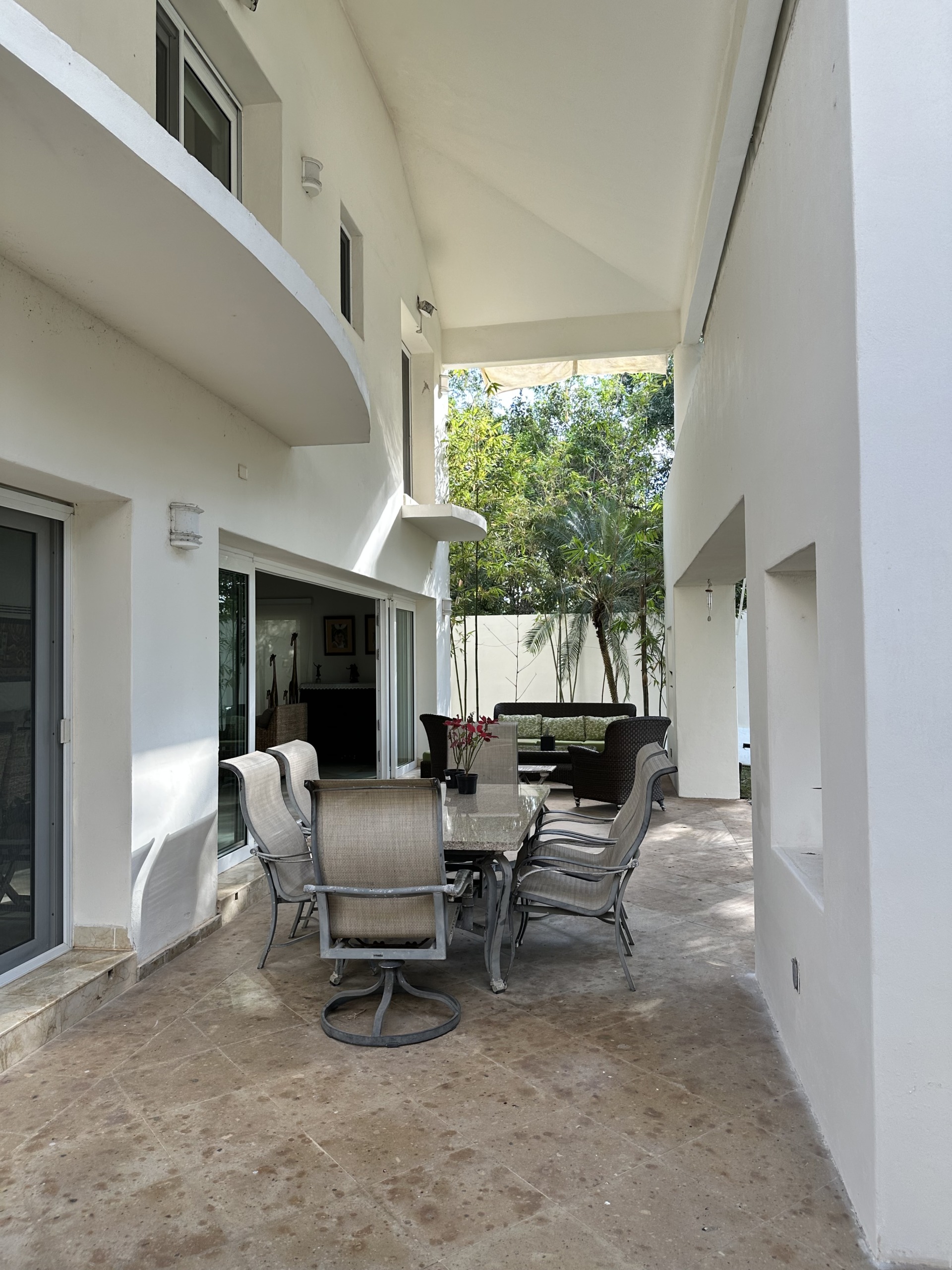 Casa en venta en lagos del sol cancun - Acogedor espacio en el exterior y en el fondo palmeras
