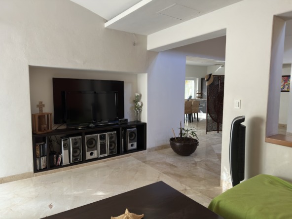 Casa en venta en lagos del sol cancun - Vista desde sillón de sala de estar hacia televisión