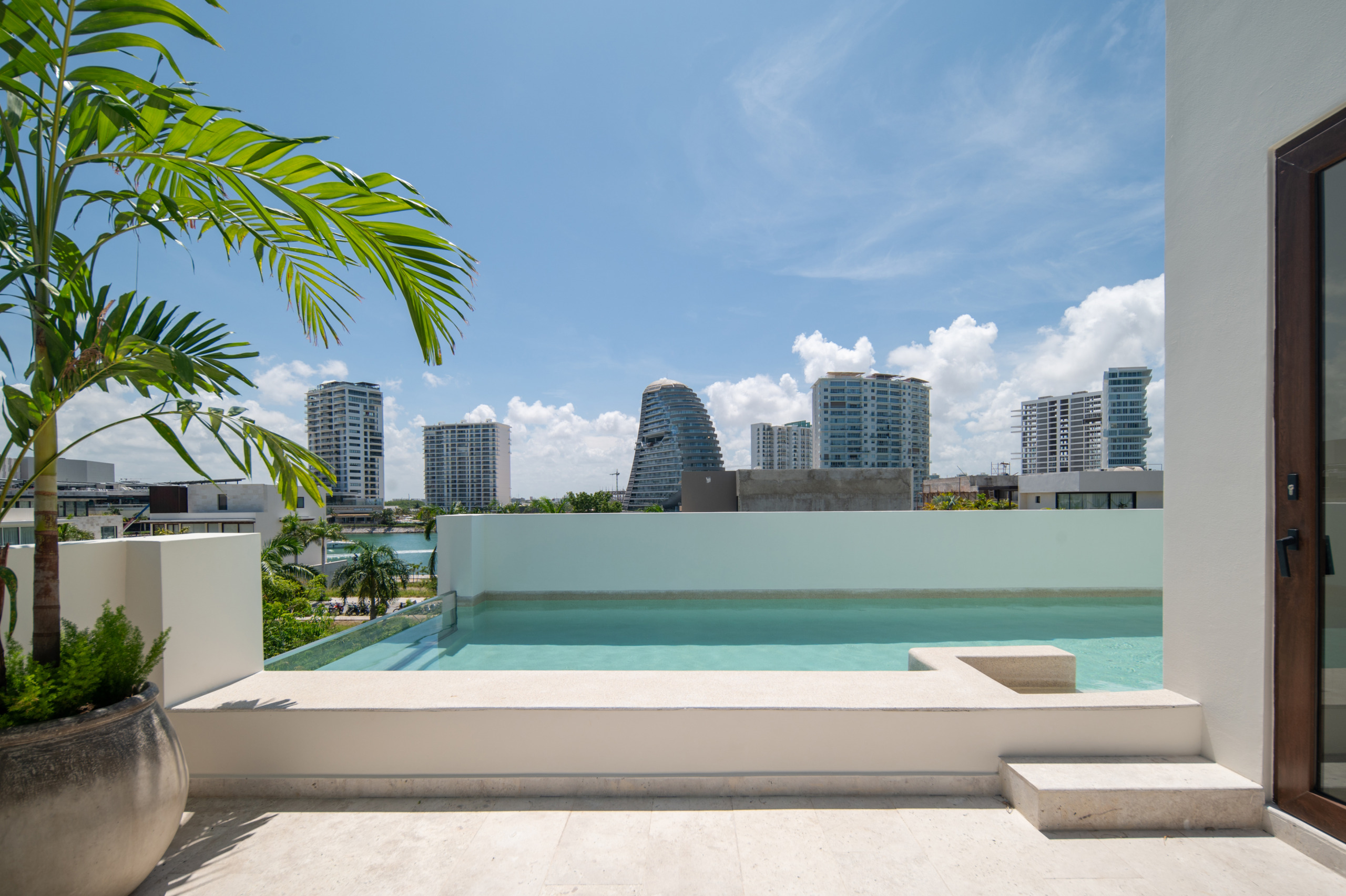 Casa en venta en puerto cancún - terraza en la azotea con alberca y vistas espectaculares del horizonte urbano