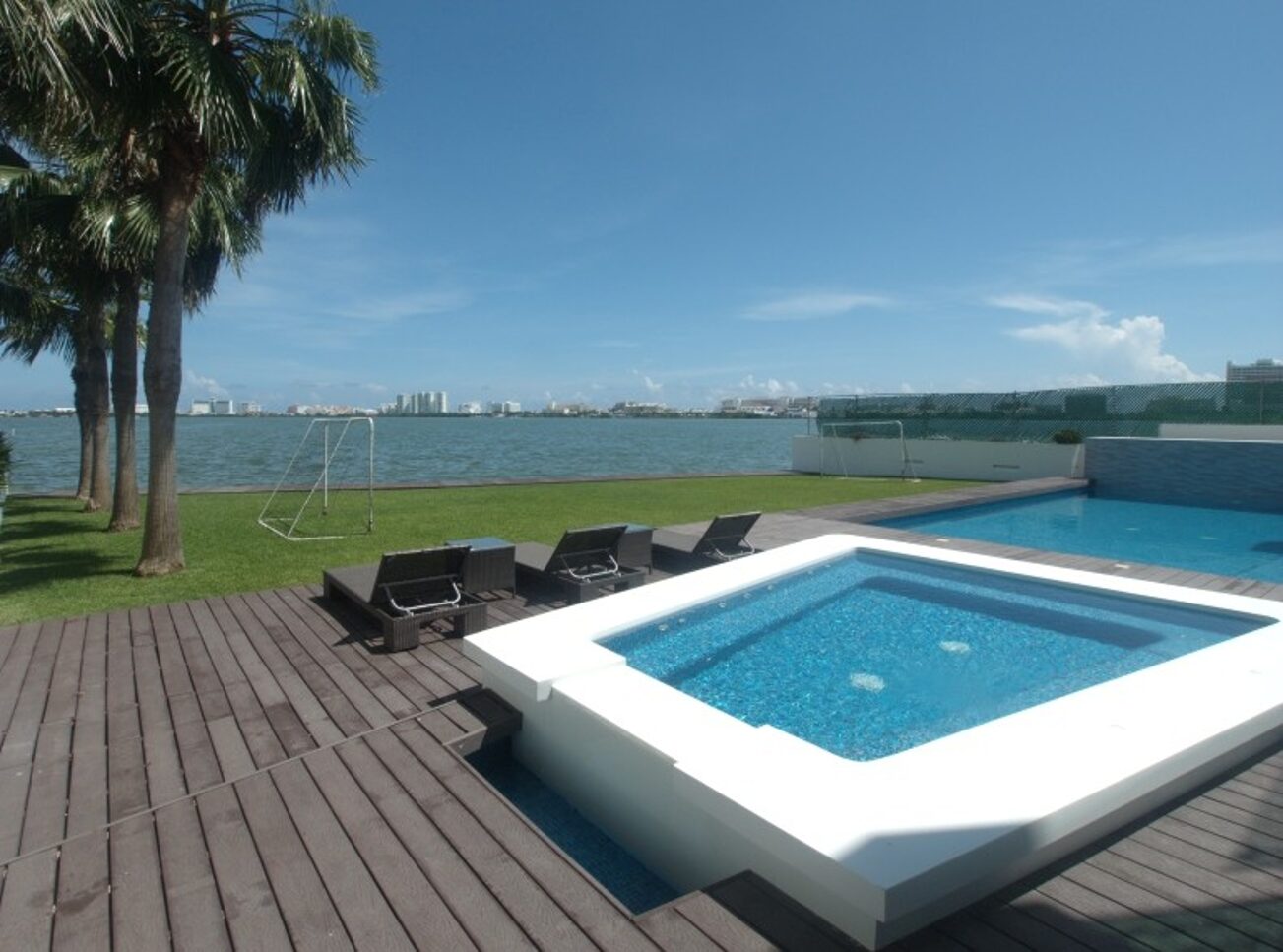 Casa en venta isla dorada cancún - alberca con vista a la laguna y hoteles en el fondo
