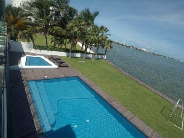 Casa en venta isla dorada cancún - alberca con vista a la laguna y hoteles en el fondo