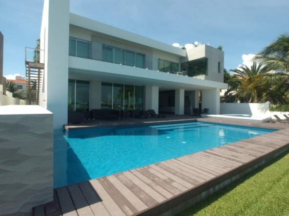 Casa en venta isla dorada cancún - alberca con vista hacia pasillo lateral de la casa
