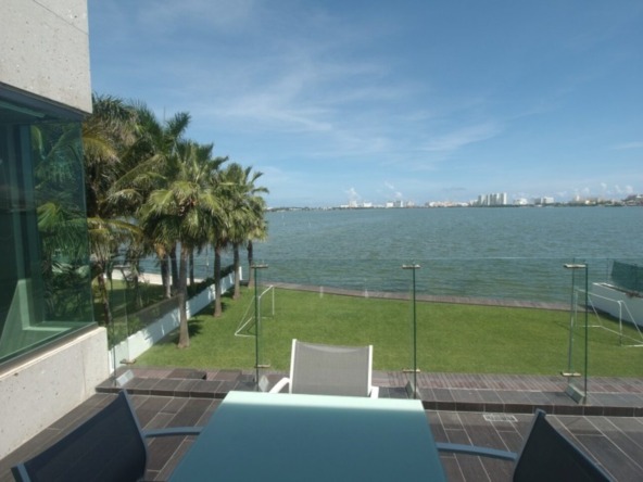Casa en venta isla dorada cancún - balcón vista hacia laguna con hoteles de fondo