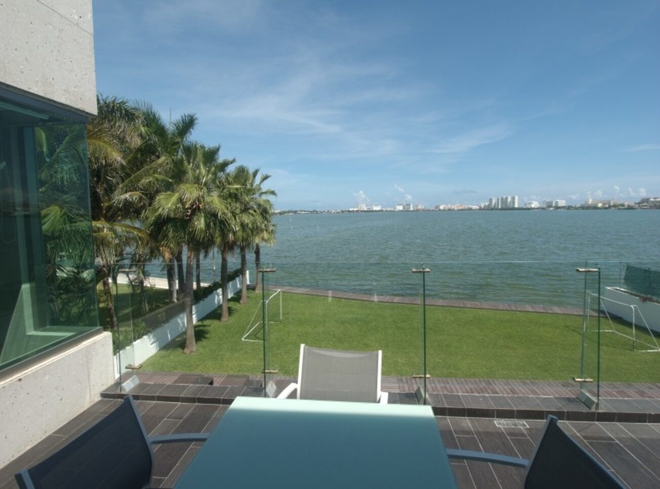Casa en venta isla dorada cancún - balcón vista hacia laguna con hoteles de fondo