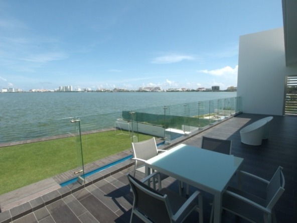 Casa en venta isla dorada cancún - balcón vista hacia laguna con hoteles de fondo