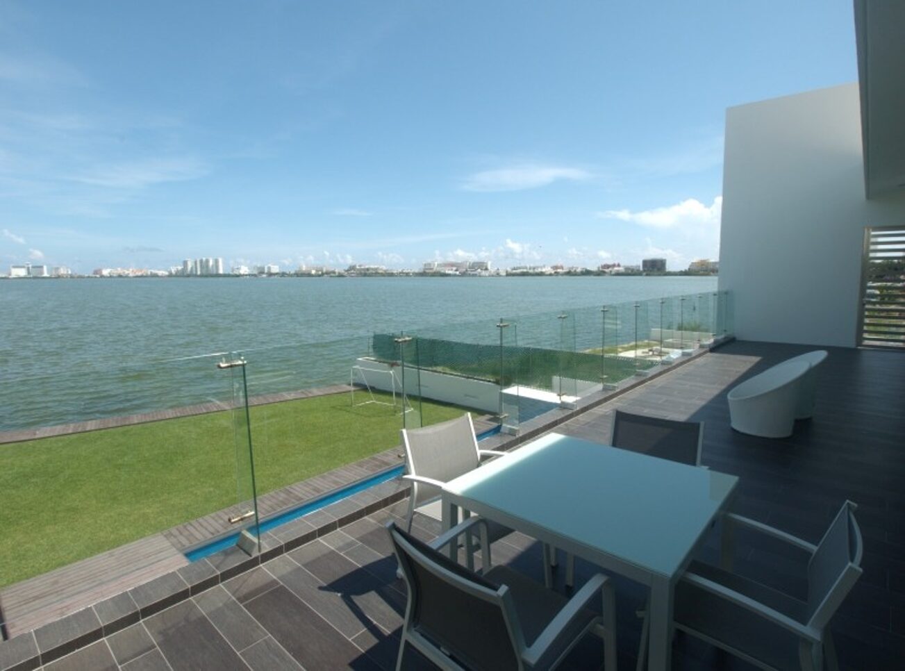 Casa en venta isla dorada cancún - balcón vista hacia laguna con hoteles de fondo