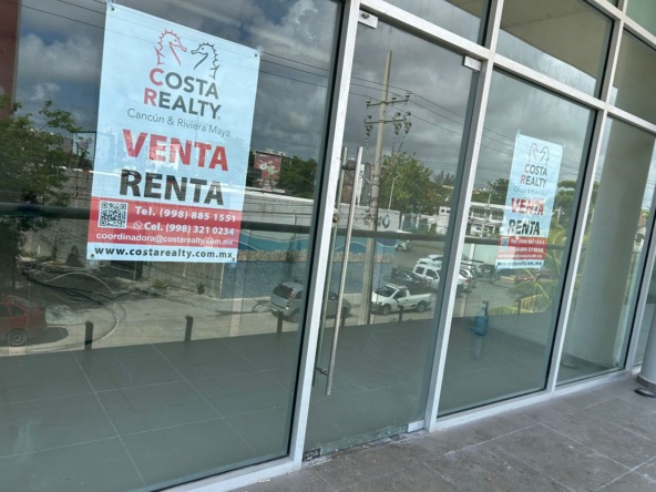 Local en venta o renta puerto cancún - Fachada de cristal y columnas de concreto