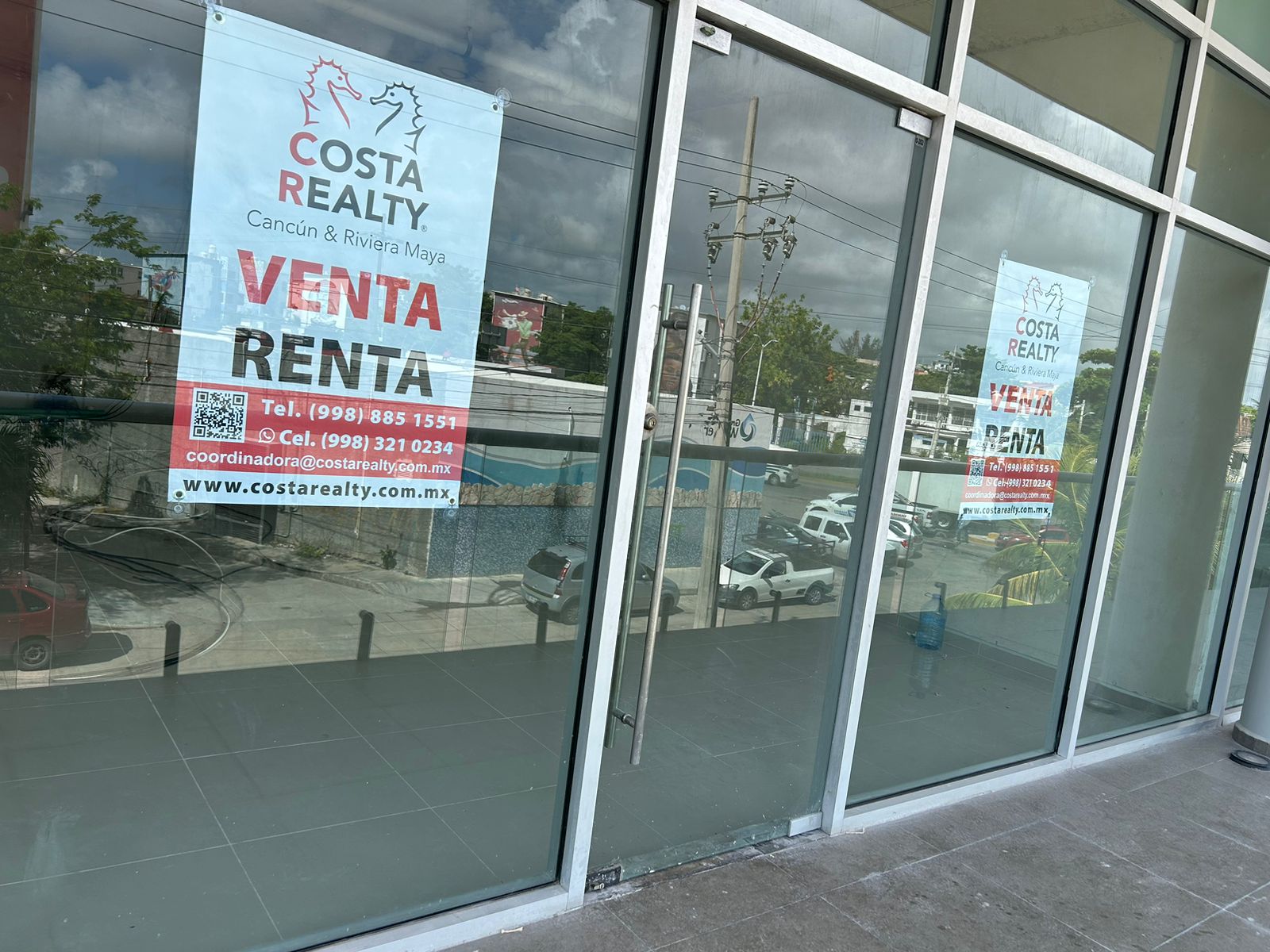 Local en venta o renta puerto cancún - Fachada de cristal y columnas de concreto