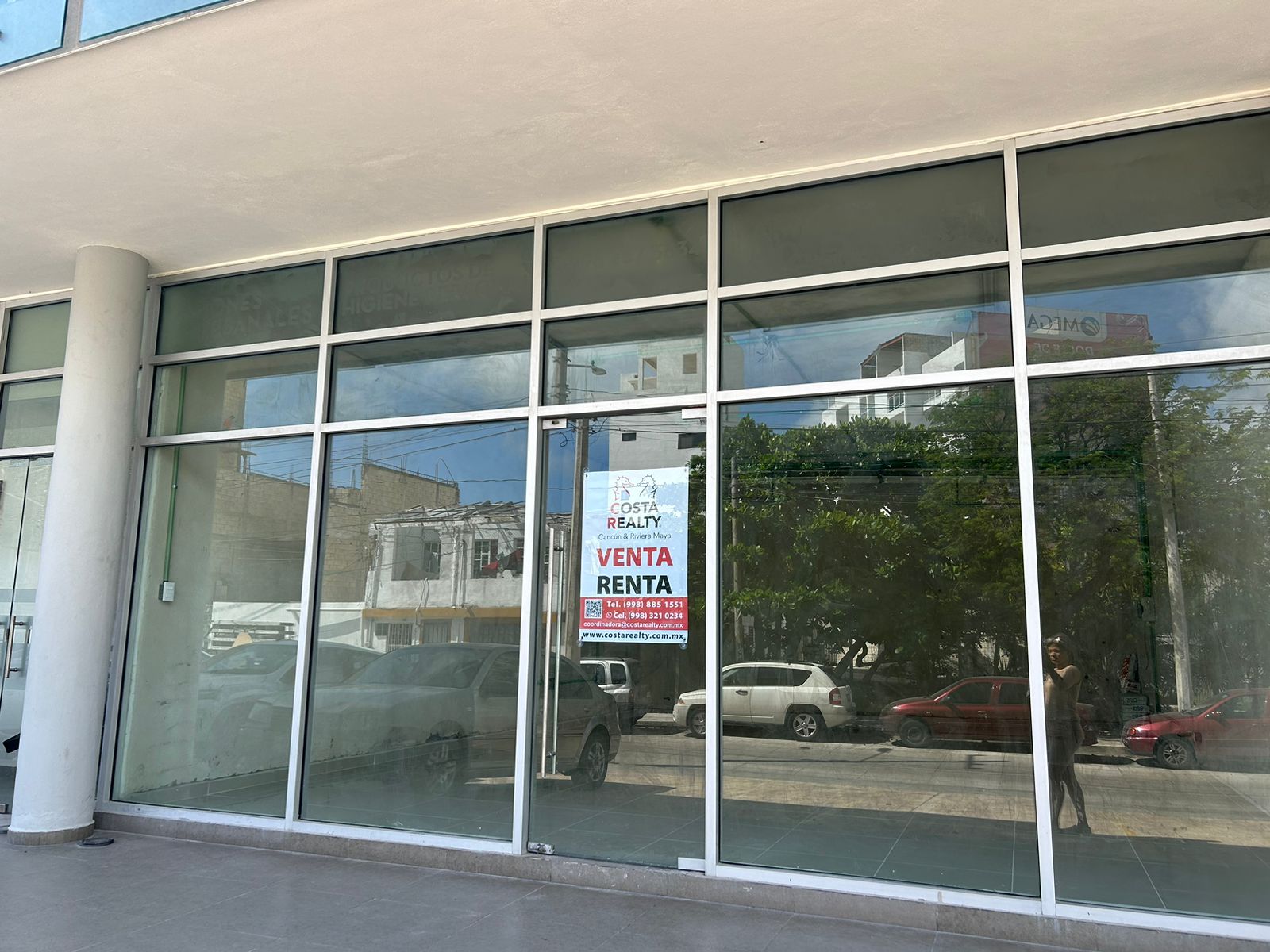 Local en venta o renta puerto cancún - Fachada de cristal y columnas de concreto