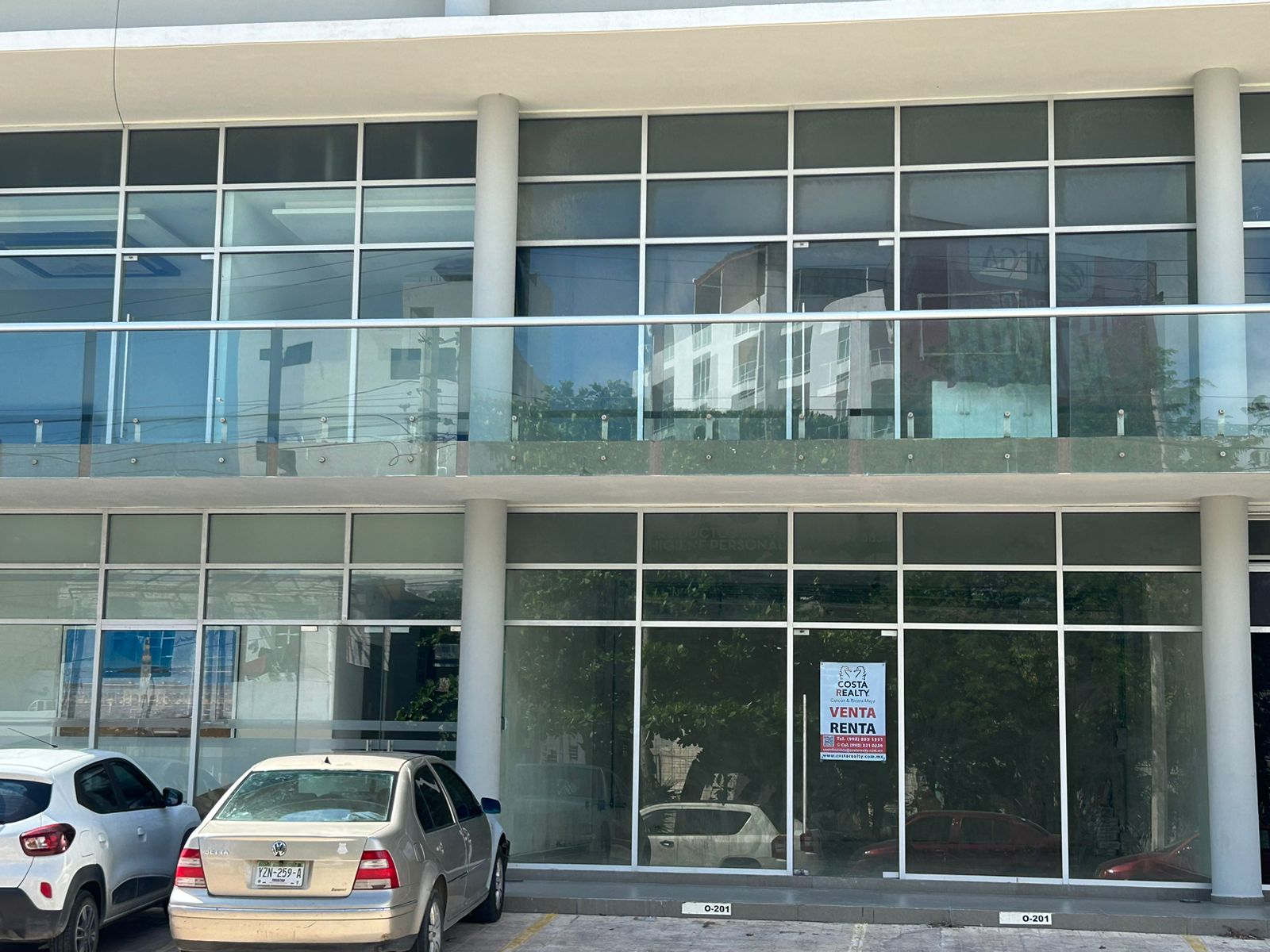 Local en venta o renta puerto cancún - Fachada de cristal y columnas de concreto