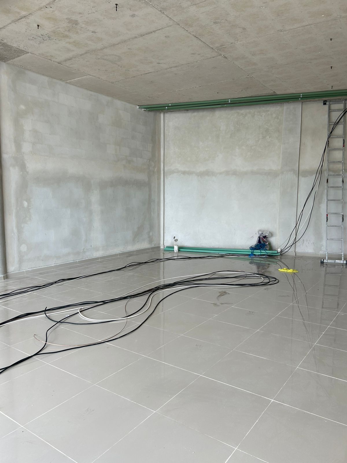 Local en venta o renta puerto cancún-Local con amplios ventanales de cristal, piso de loseta brillante y techo de concreto