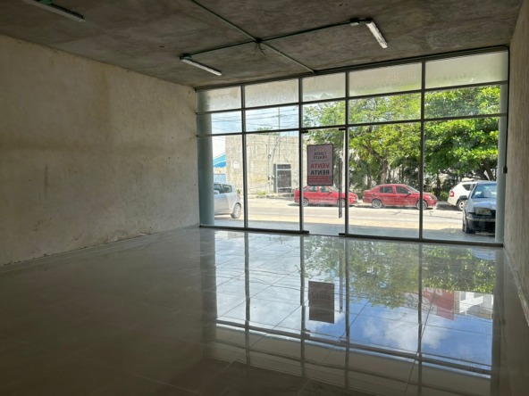 Local en venta o renta puerto cancún-Local con amplios ventanales de cristal, piso de loseta brillante y techo de concreto
