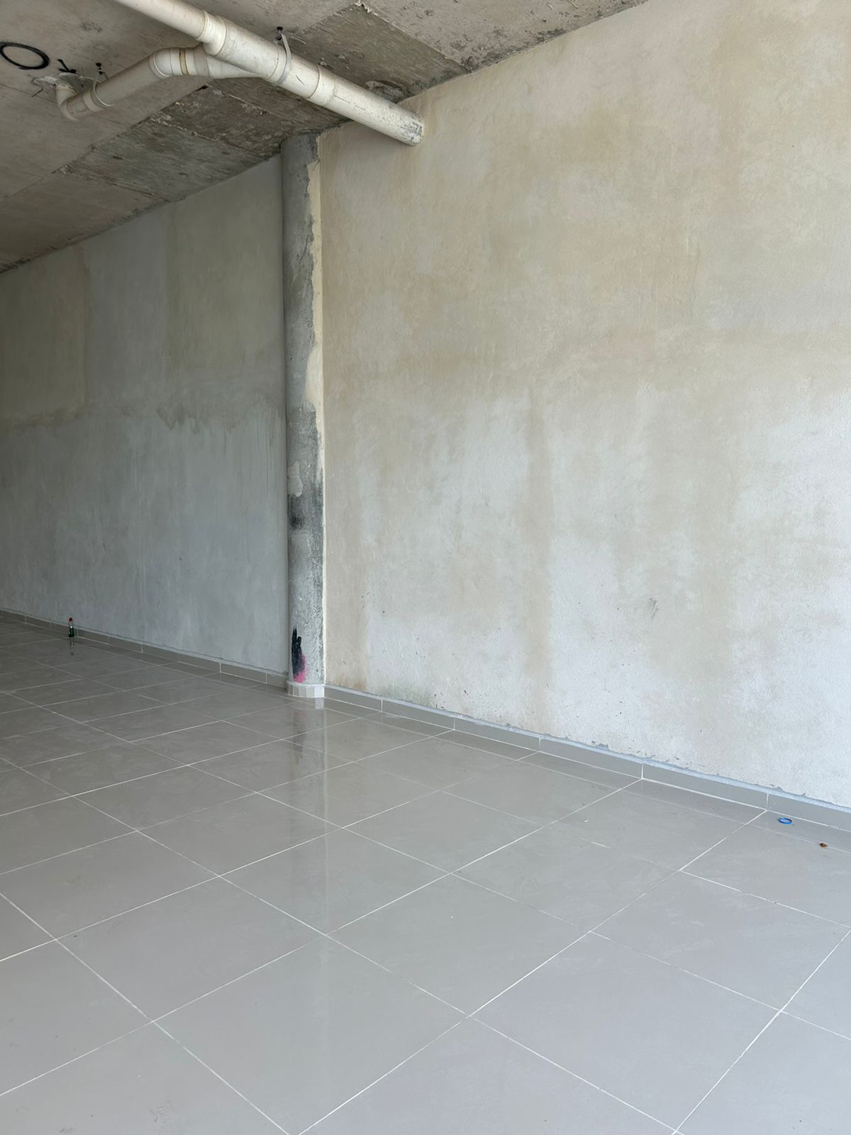 Local en venta o renta puerto cancún-Local con amplios ventanales de cristal, piso de loseta brillante y techo de concreto