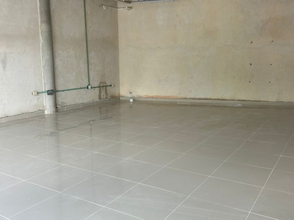 Local en venta o renta puerto cancún-Local con amplios ventanales de cristal, piso de loseta brillante y techo de concreto