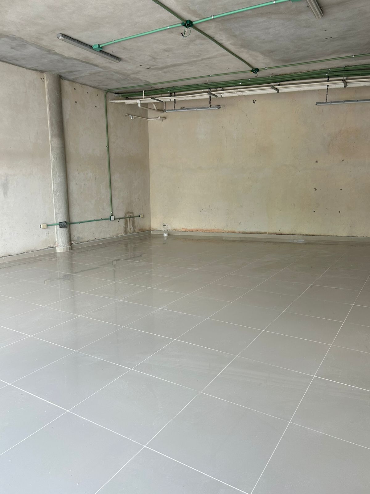 Local en venta o renta puerto cancún-Local con amplios ventanales de cristal, piso de loseta brillante y techo de concreto