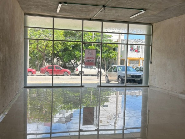 Local en venta o renta puerto cancún-Local con amplios ventanales de cristal, piso de loseta brillante y techo de concreto