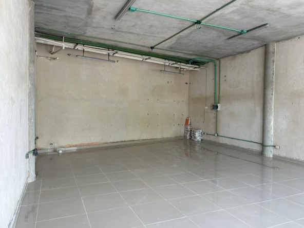 Local en venta o renta puerto cancún-Local con amplios ventanales de cristal, piso de loseta brillante y techo de concreto