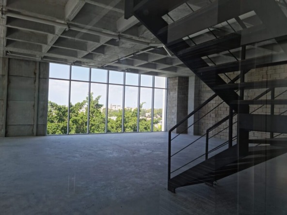 Oficina en venta en cancun centro - Espacioso interior con grandes ventanales que ofrecen vistas a la naturaleza