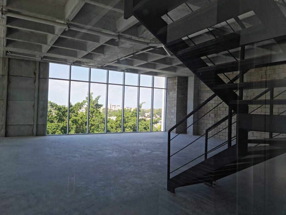 Oficina en venta en cancun centro - Espacioso interior con grandes ventanales que ofrecen vistas a la naturaleza