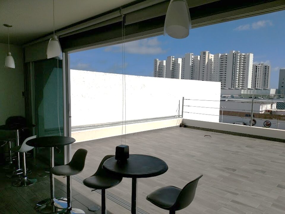 Oficina en venta en cancun centro - terraza vista desde el interior del local
