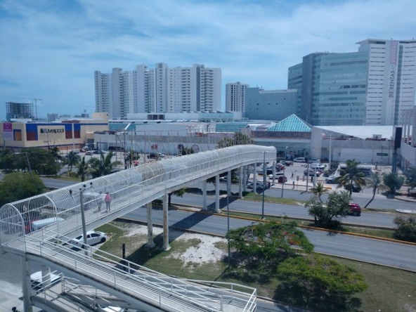 oficina en venta en cancún centro - vista hacia plaza comercial "plaza las américas" y edificios al fondo