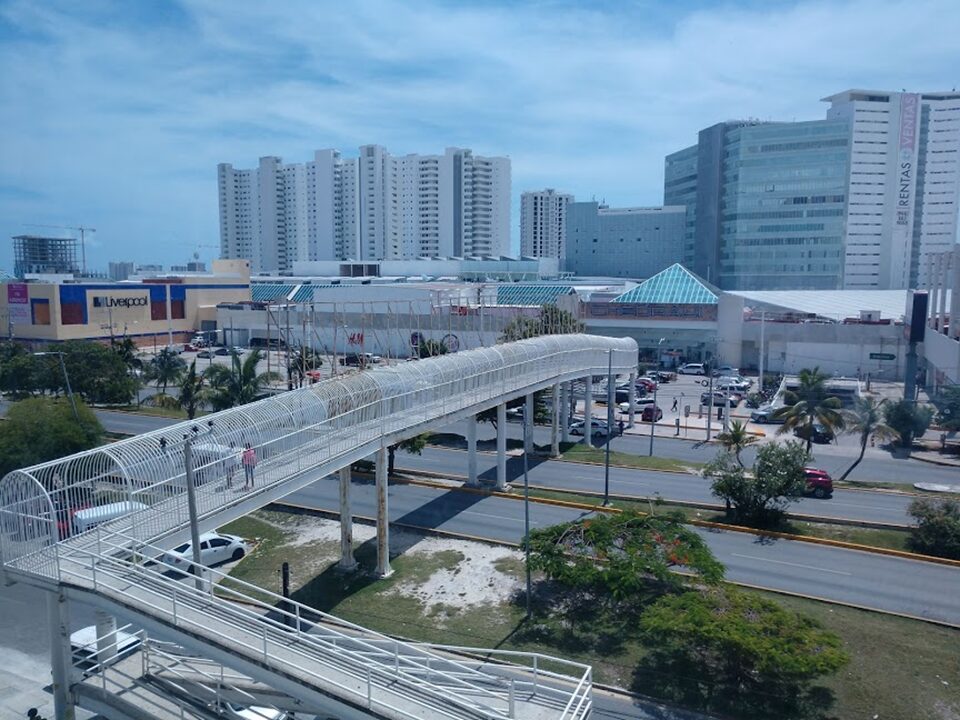 oficina en venta en cancún centro - vista hacia plaza comercial "plaza las américas" y edificios al fondo