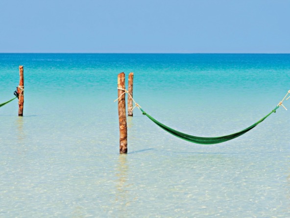 Terreno en venta en isla holbox - vista hacia el mar y hamacas sobre el agua