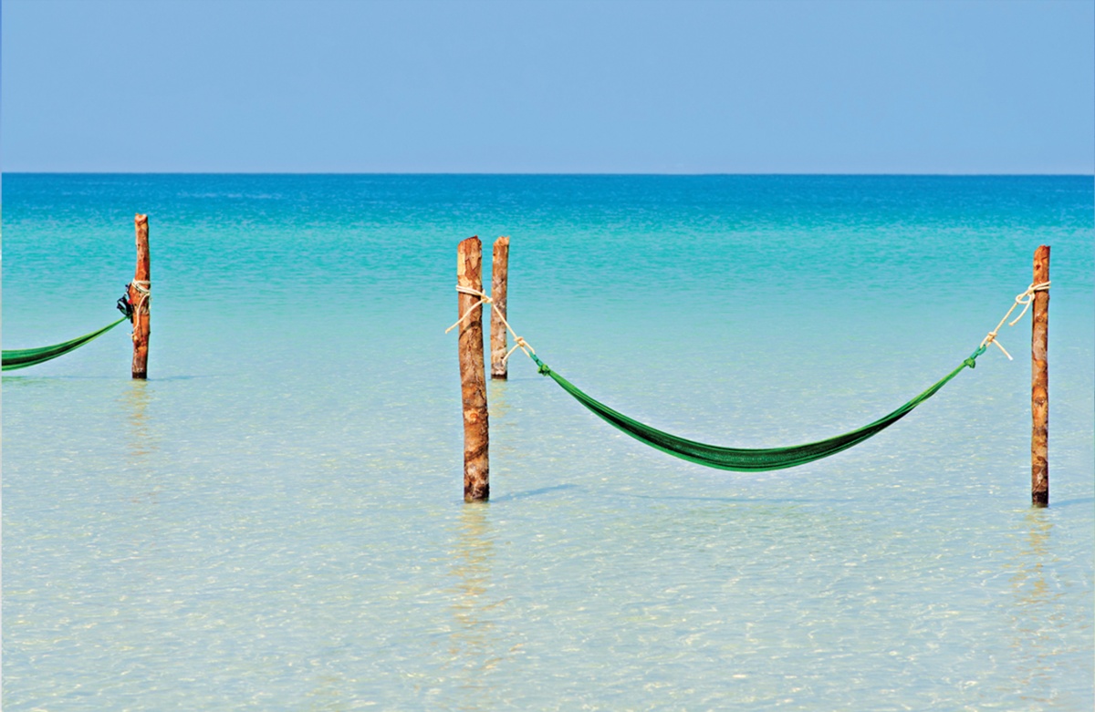 Terreno en venta en isla holbox - vista hacia el mar y hamacas sobre el agua