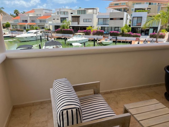 Casa en venta en Isla Dorada Zona Hotelera Cancún Vista a la Laguna Balcón
