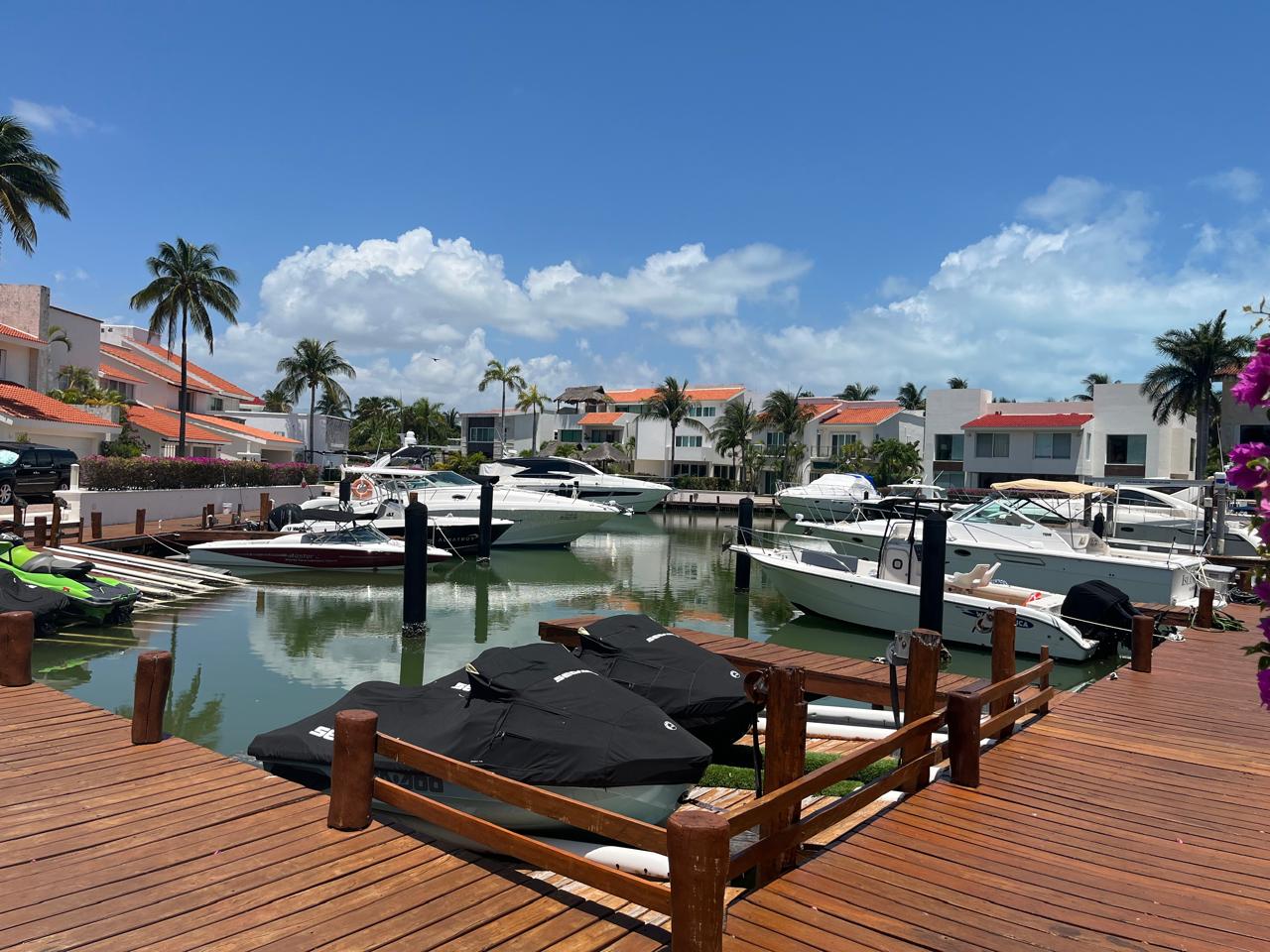 Casa en venta en Isla Dorada Zona Hotelera Cancún Vista a la Laguna Muelle