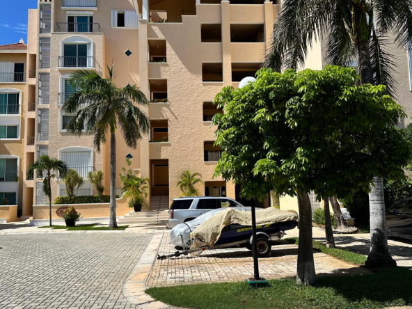 Departamento en Venta Frente a Laguna, Isla Dorada, Cancun - Estacionamiento