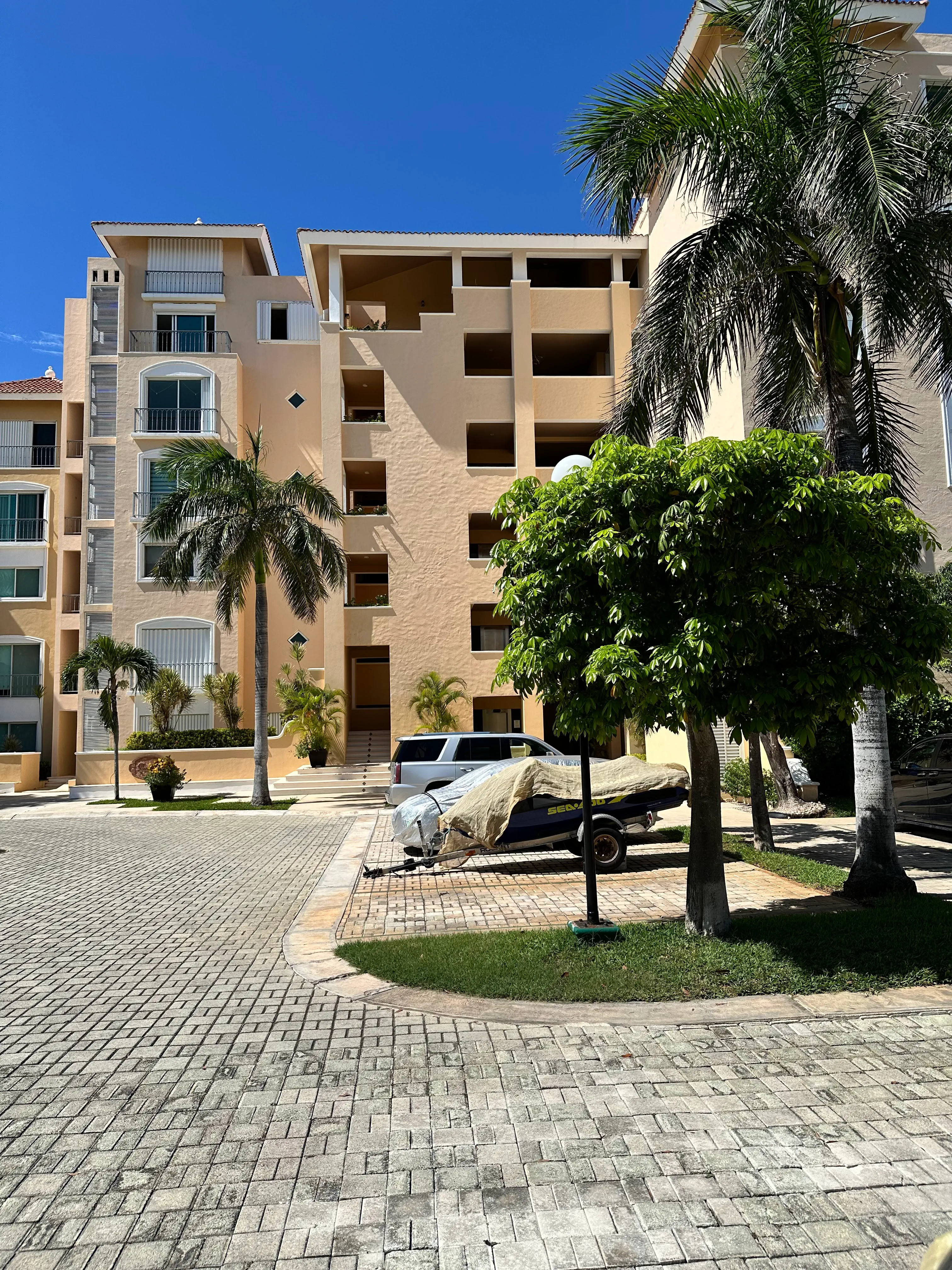Departamento en Venta Frente a Laguna, Isla Dorada, Cancun - Estacionamiento